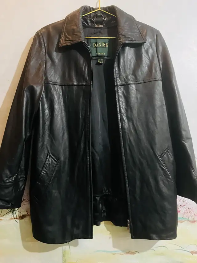 Women’s Danier Leather Jacket- Size L in Men's in Mississauga / Peel Region - Image 2