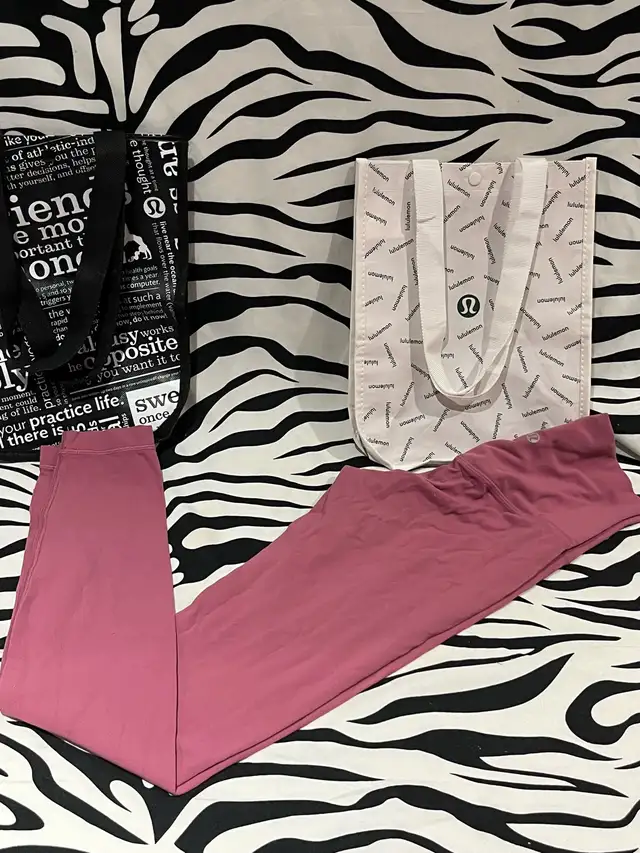 Lululemon Pants/ Leggings in Women's - Bottoms in City of Toronto - Image 8