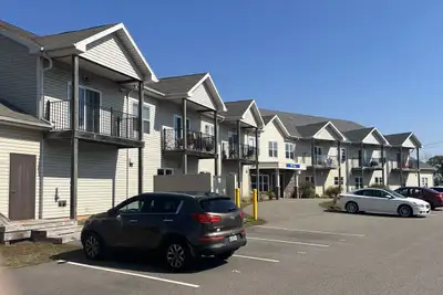 Stunning 1-Bedroom Top-Floor Unit | Heat Included | Move-In Ready Today! Location: 35 Elena Court, C...