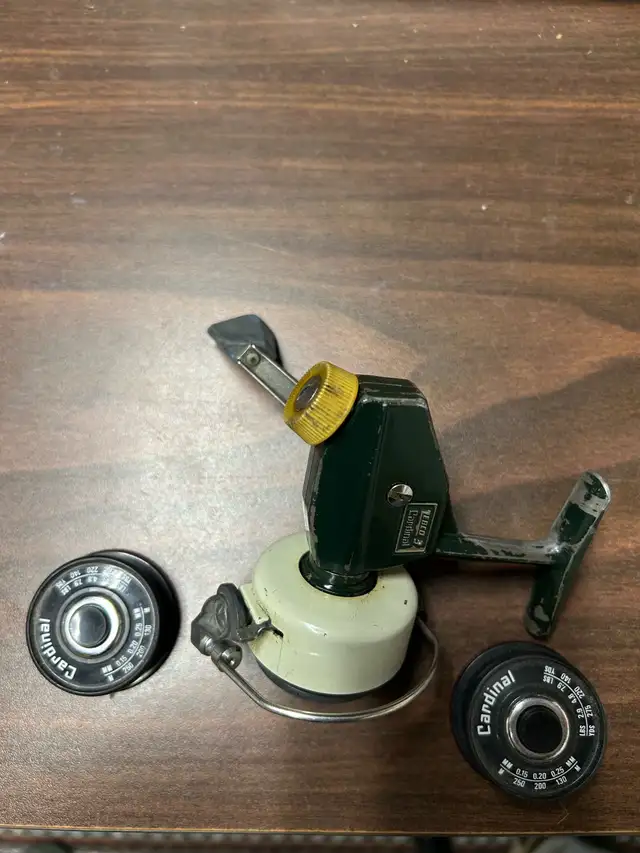 Vintage fishing reel in Fishing, Camping & Outdoors in Sarnia - Image 4
