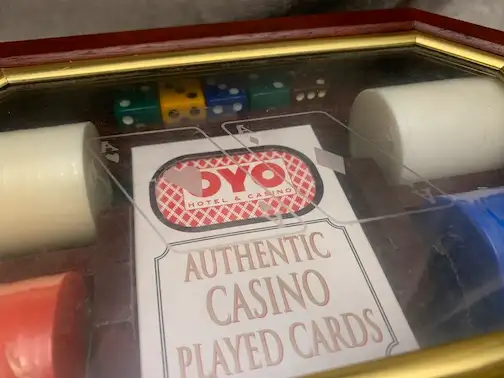 VINTAGE CLASSIC WOODEN CASE NEW IN BOX POKER CHIPS WITH CARDS AN in Arts & Collectibles in Mississauga / Peel Region - Image 3