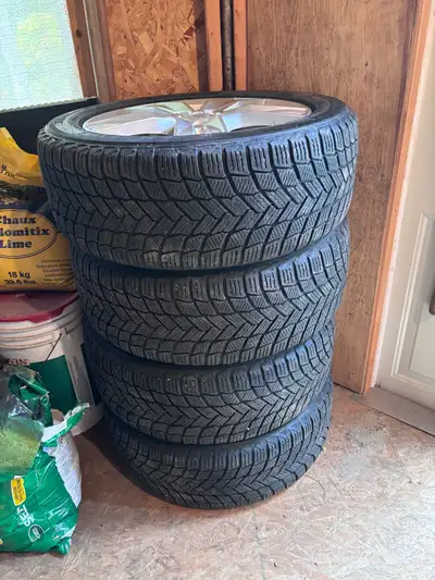 215/55R17 Pneus Michelin X-ICE utilisés sur 15000 km Rimes 5 trous Utilisés sur une Honda Clarity 20...