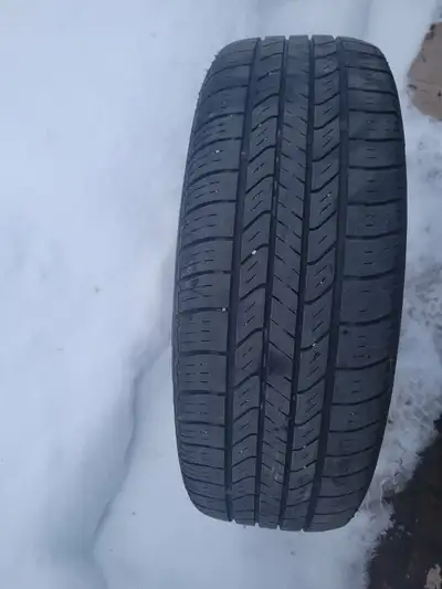 Pneu été avec jantes 4 boulons grandeur 185 60 r15 prix 160.00 pour les 4 communiquer avec Diane au...
