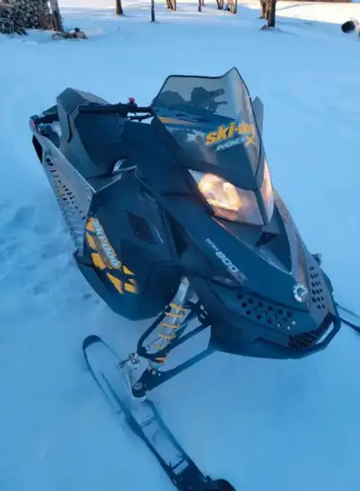 2009 Skiidoo in good condition, comes with skidoo lift and cover. Serviced at ksport last winter, wo...