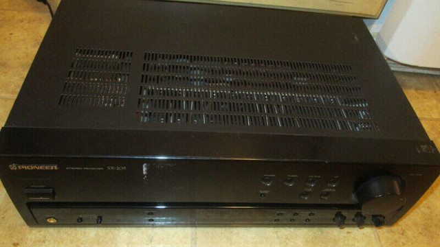 Pioneer SX-205 AM/FM Stereo Receiver in Stereo Systems & Home Theatre in St. Catharines
