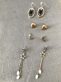 4 paires de boucles d'oreille /  4 pairs of earrings