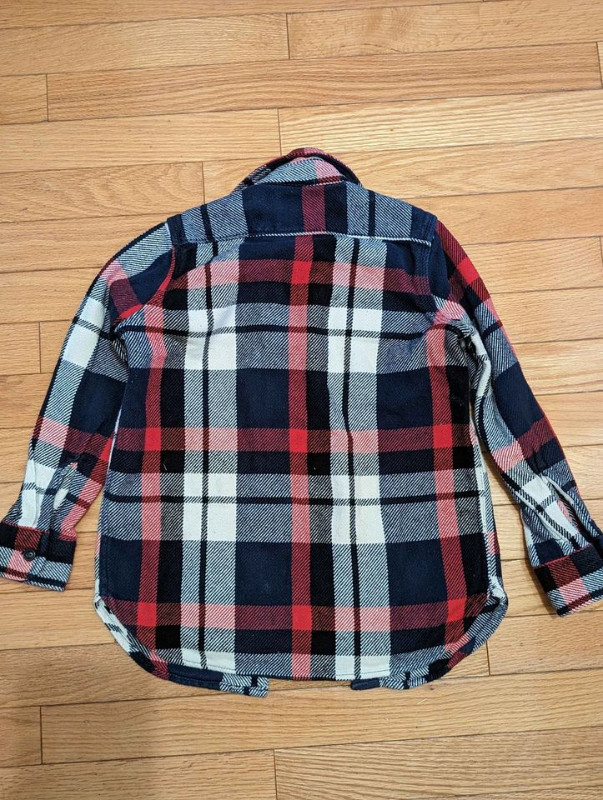 GAP kids flannel shirt (size small 6-7) in Kids & Youth in Ottawa - Image 2