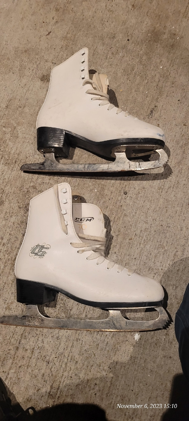 Woman size 10 skate CCM in Hockey in Ottawa