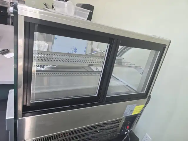 Omcan Countertop Deli Showcase Model 31406 in Industrial Kitchen Supplies in Delta/Surrey/Langley - Image 4