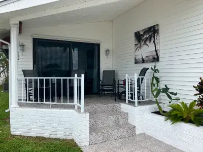 Maison à louer à Park Lake Hallandale pour l’AUTOMNE PROCHAIN. Disponible du 15 octobre au 18 décemb...