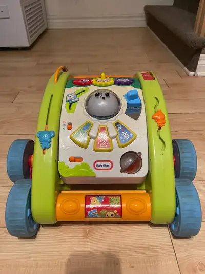 Idéale pour accompagner les premiers pas de bébé! Cette marchette 3 en 1 de Little Tikes combine : ✅...