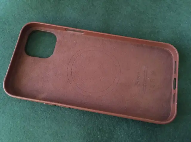 Apple iPhone 14 Plus - genuine leather case brand new never used in Cell Phone Accessories in Windsor Region - Image 2
