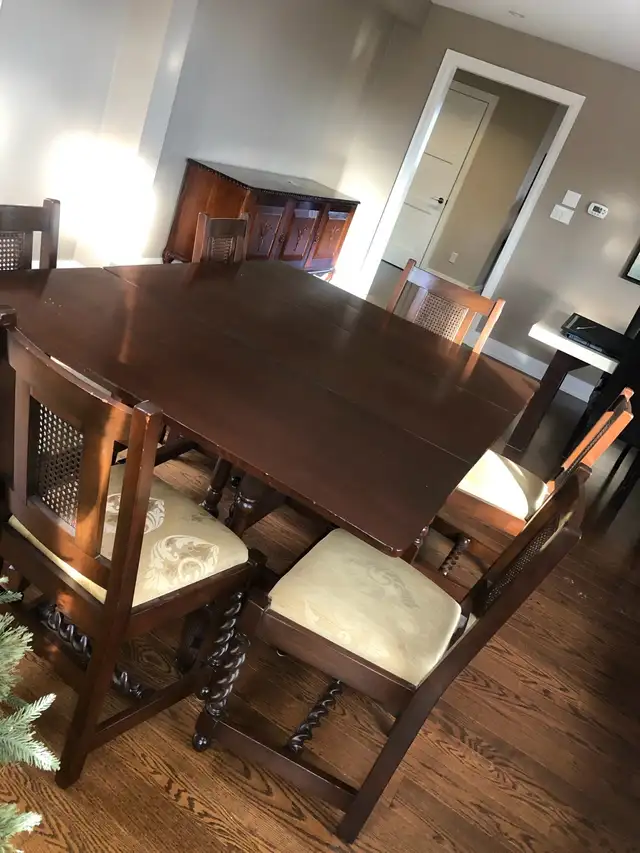 Antique / Vintage Solid Wood Dining Table in Dining Tables & Sets in Mississauga / Peel Region - Image 5