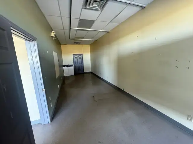 Retail / commercal place for rent in Long Term Rentals in Cornwall - Image 6