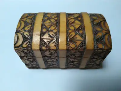 Small Vintage Polish Wooden jewelry/trinket box Wood carved & wood burned Hinged lid Made in Poland...