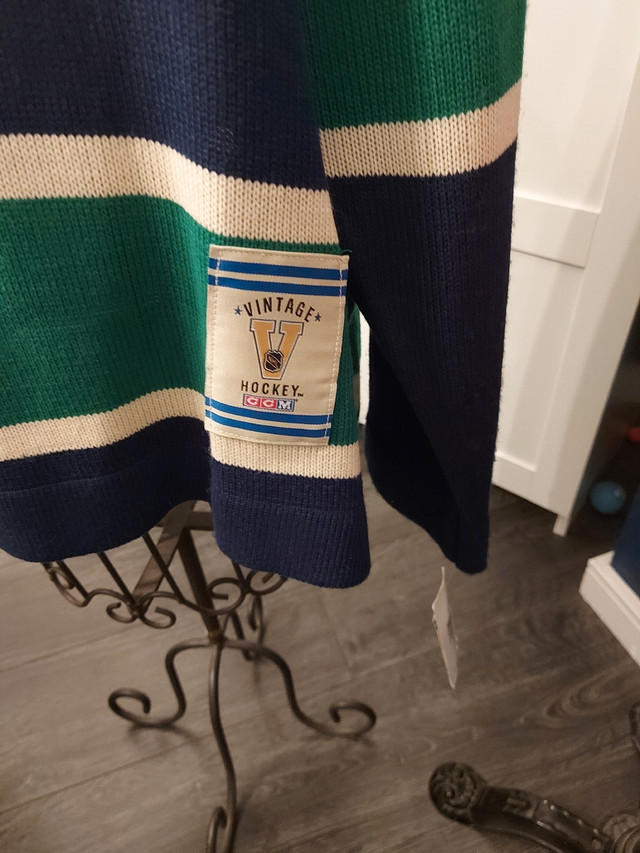 Vancouver Canucks sweater xl in Men's in Calgary