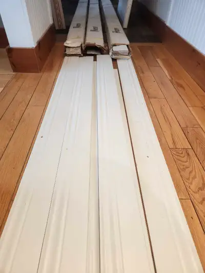 Moulures pin jointé pré-peinturé - Prepainted baseboard trim, View more