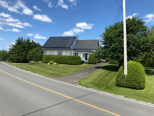 Grande maison de campagne à louer à Lambton, au bord du Grand lac St-François : - disponible dès mai...