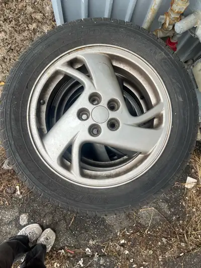 J'offre un ensemble de 4 pneus Potenza G009 de Bridgestone, dimension 205/55R16, montés sur jantes....