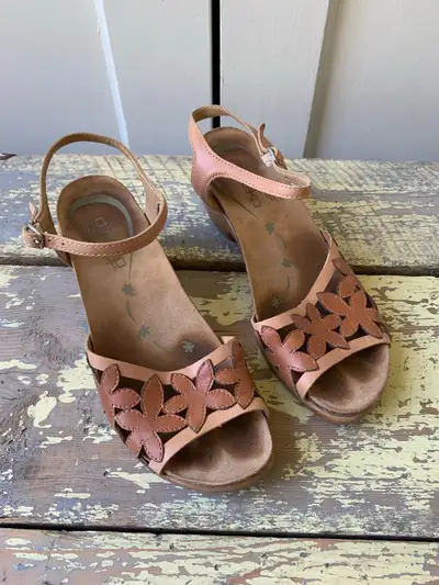Dansko Sandels size 6, View more