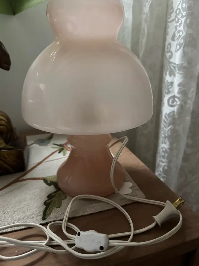 pink vintage mushroom light in Indoor Lighting & Fans in Mississauga / Peel Region - Image 4