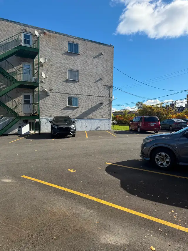 À LOUER – STATIONNEMENT EXTÉRIEUR À LAVAL | Storage & Parking for Rent ...