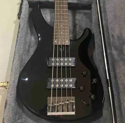 Full bass kit! Used this bass in high school but now it’s just taking up space. Essentially brand ne...