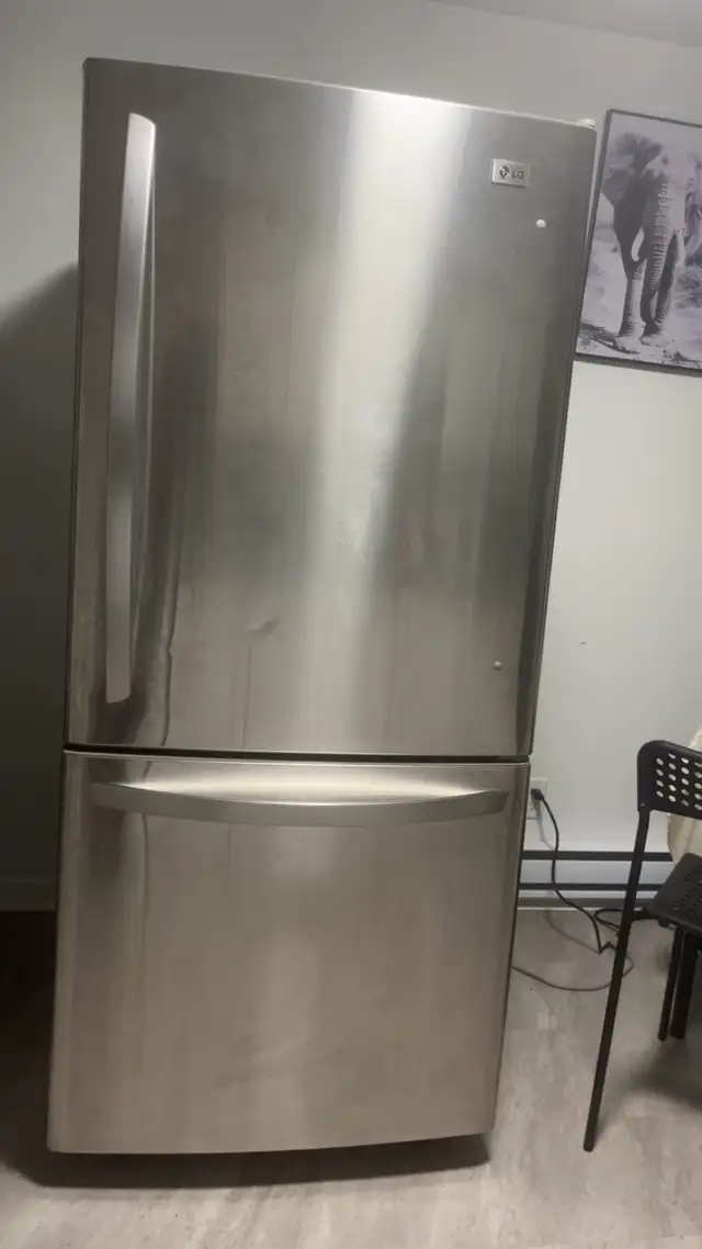 Frigidaire LG in Refrigerators in Laval / North Shore - Image 6