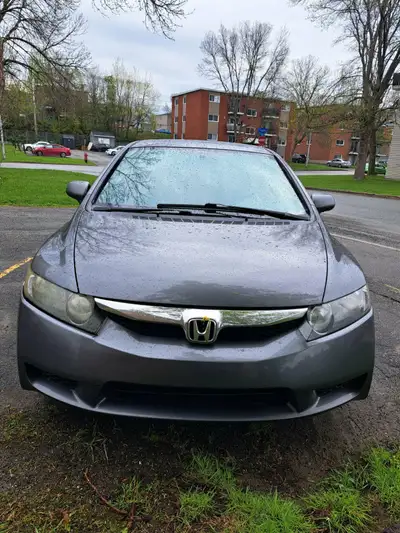 Honda Civic 2009 automatique – 230 000 km – cherche nouveau propriétaire prêt à lui donner un peu d’...