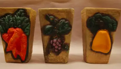 3 bougeoirs en terre cuite peints avec fruits en relief sur les pots carottes,raisin,poire,hauteur 3...