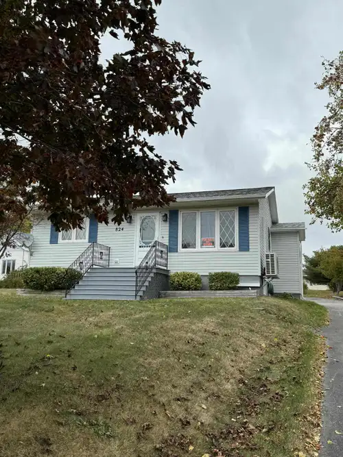 Beautiful very well built bungalow in immaculate condition for sale on Queen Street in Port Hawkesbu...