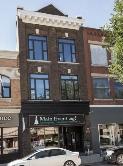 This is your chance to get into this renovated heritage building downtown. 550 sq ft. Very well desi...