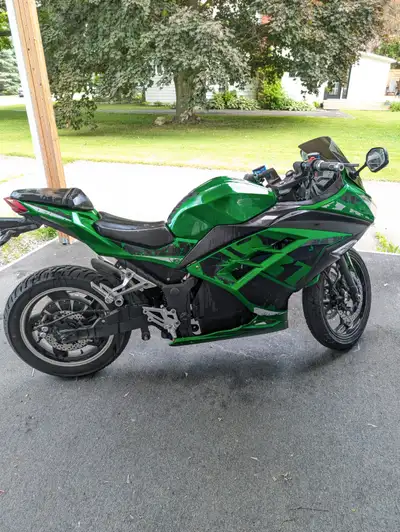 A beautiful, green motorcycle/scooter for in-town driving. Tires, batteries, and body are in top sha...