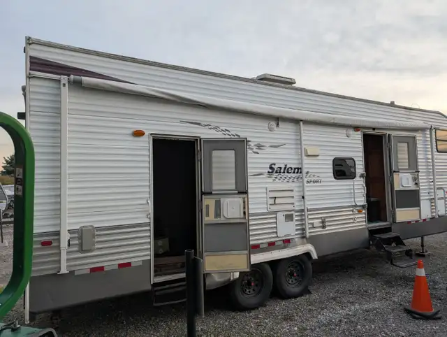 2006 Fifth Wheel Toy Hauler - $10,000 or best offer in Travel Trailers & Campers in London - Image 4