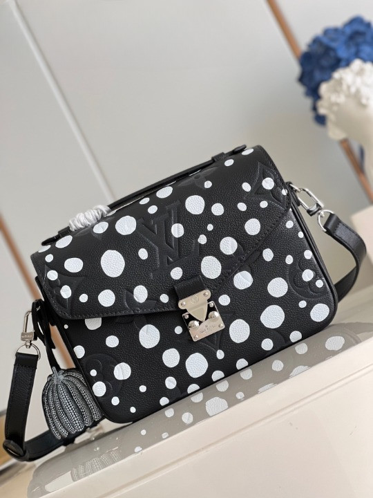 Authentic Louis Vuitton  Yayoi Kusama Women  Black Leather Bag dans Femmes - Sacs et portefeuilles  à Ville de Montréal