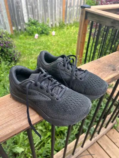 size 8 woman’s brooks sneakers , View more