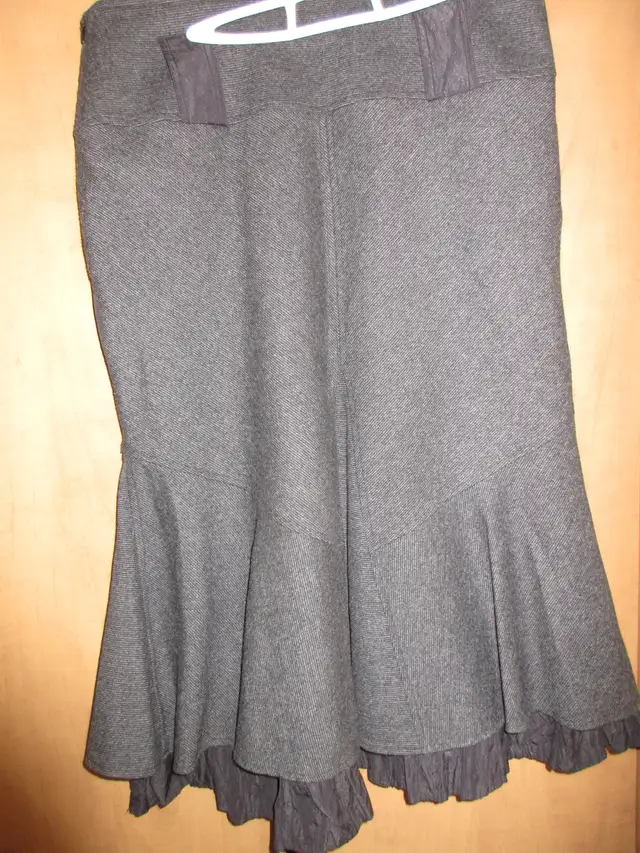 JUPE  GRISE  MI- LONGUE XL in Women's - Dresses & Skirts in Québec City - Image 3