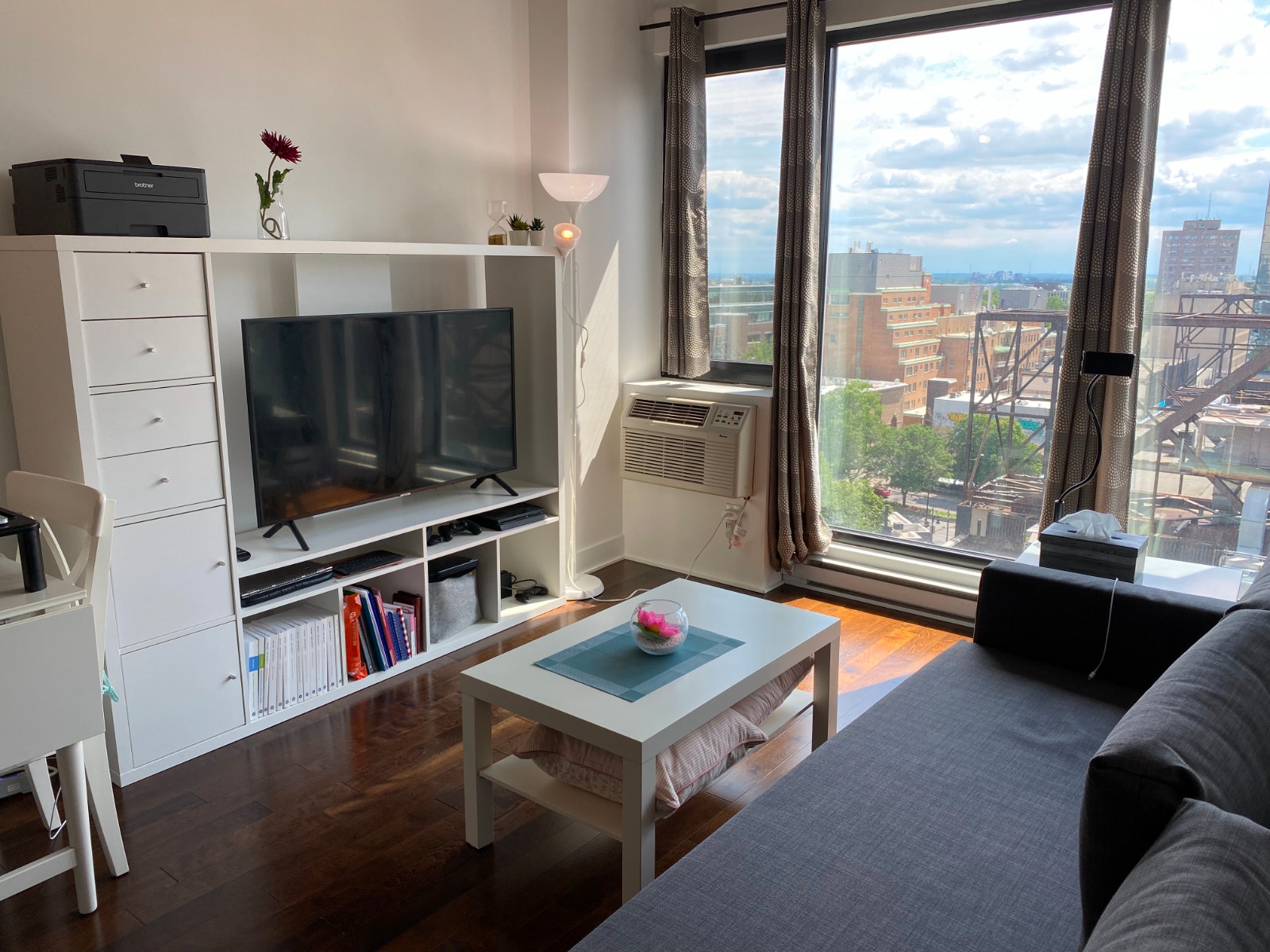 IDEAL LOCATION Beautiful 1-bedroom Condo in Downtown — photo 1