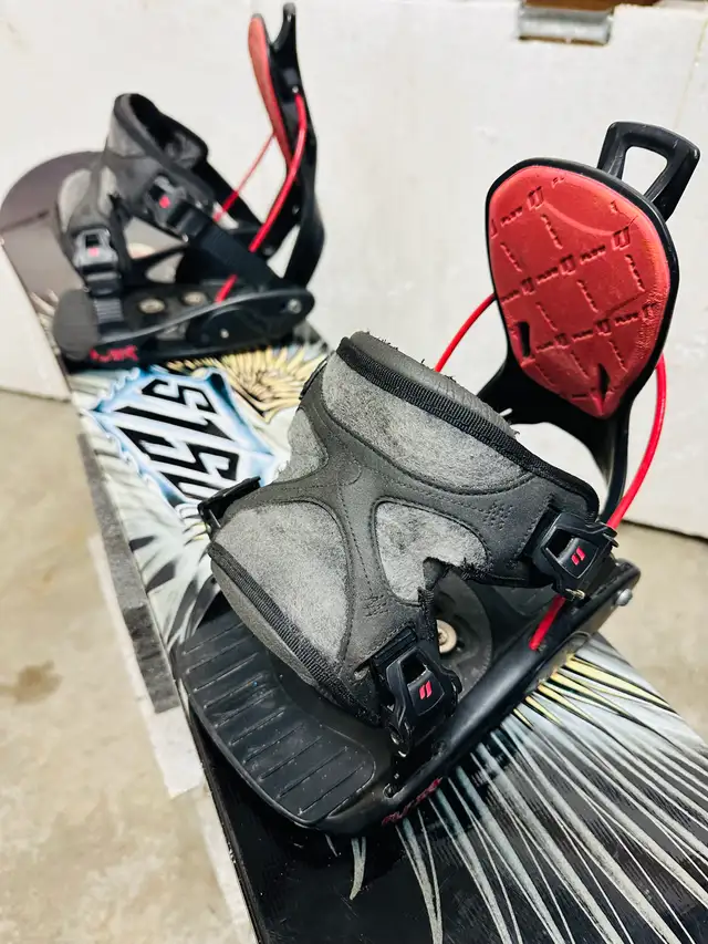 5150 snowboard 127 cm with Flow Flite Jr Step-in bindings  in Snowboard in Markham / York Region - Image 4