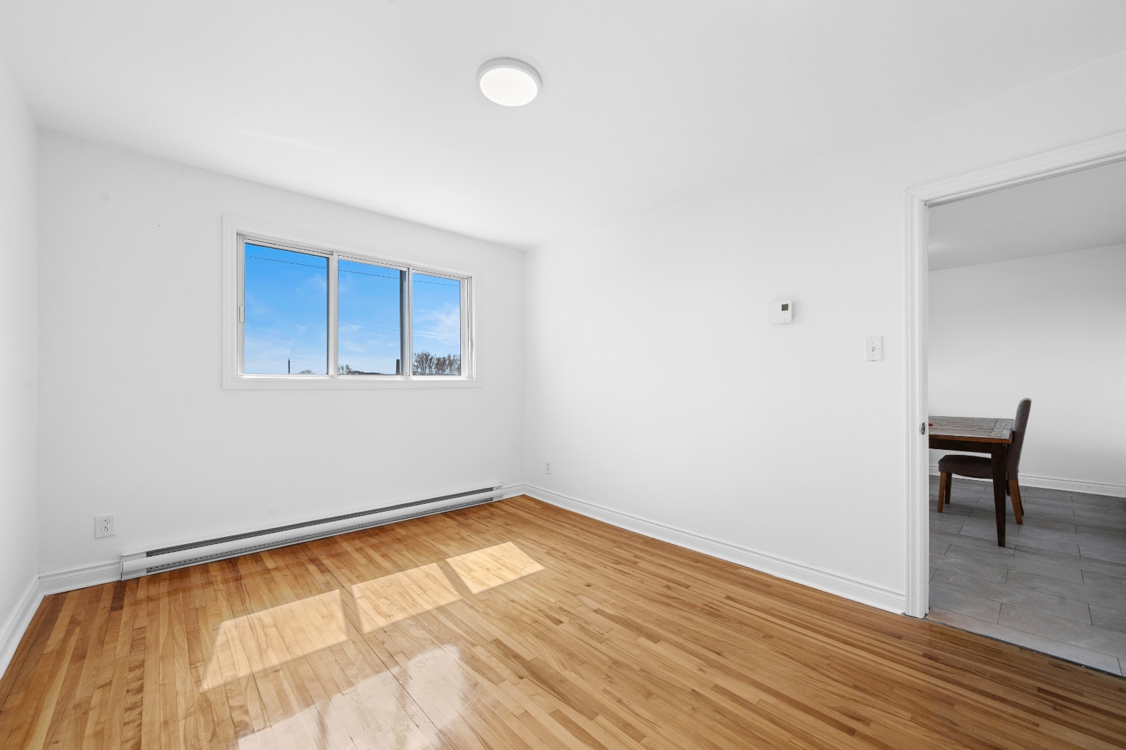 Impeccable 5½ avec 3 chambres à coucher, Libre Immédiatement !! — photo 3
