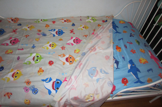 Baby Shark Twin Sheet Set Like New incl baby shark family toys in Bedding in Mississauga / Peel Region - Image 3
