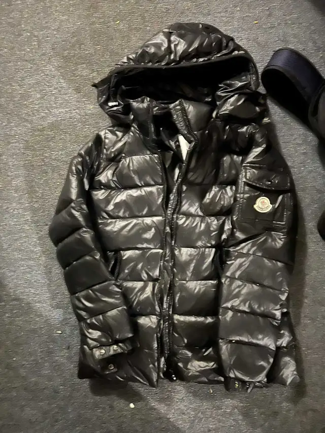 Moncler maya puffer jacket in Men's in Kitchener / Waterloo - Image 2