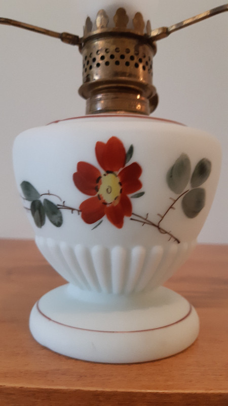 ANTIQUE MINIATURE HAND PAINTED FROSTED MILK GLASS OIL LAMP MINI in Arts & Collectibles in Ottawa - Image 3