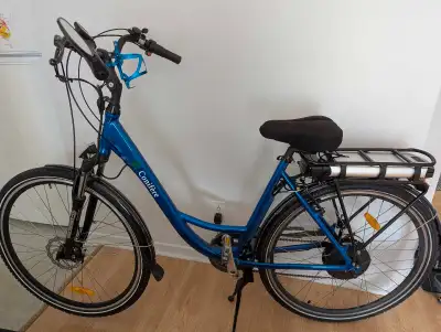 Vélo électrique de marque Conifère Roue 28" Moteur 350w Batterie 36v/10.4Ah Dérailleur Shimano à 7 v...