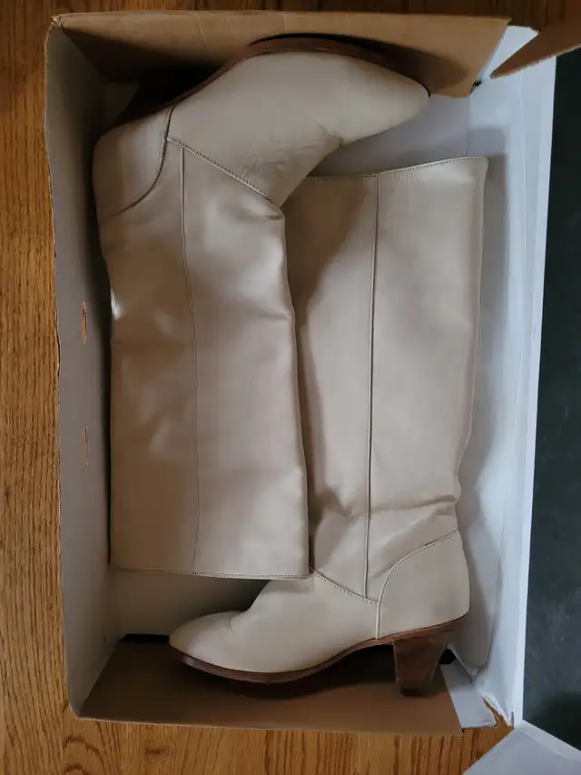 Frye Leather Boots - Vintage, new in box never worn in Women's - Shoes in Calgary - Image 3