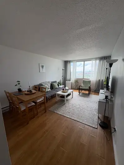 DOWNTOWN MONTREAL STUDIO — LEASE TRANSFER — SPECIAL PROMOTION Lease transfer available for a bright...