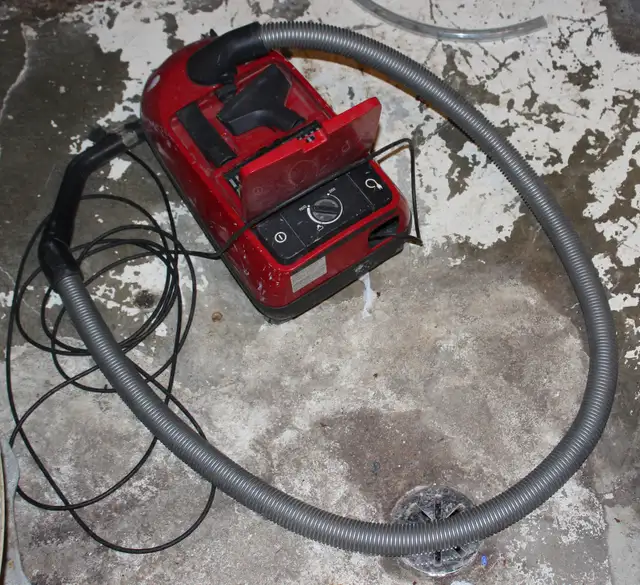 Miele Flamenco vacuum cleaner housing, hose and attachments. in Vacuums in City of Toronto - Image 2
