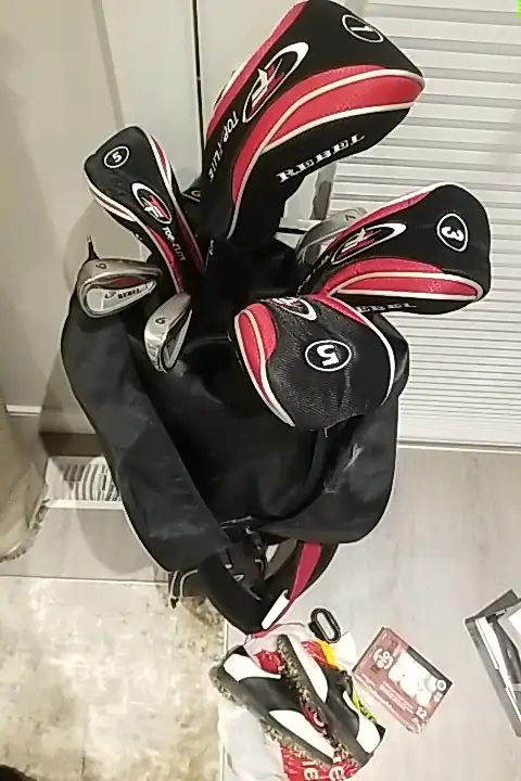 Rebel 11 Right Handed Golf Club Set & Extra Accessories in Golf in Guelph - Image 2
