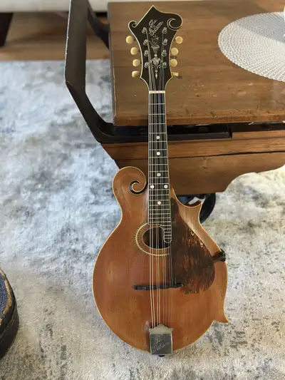 Hello everyone. For your consideration is a 1913 Gibson F4 mandolin. It’s just come back from my lut...