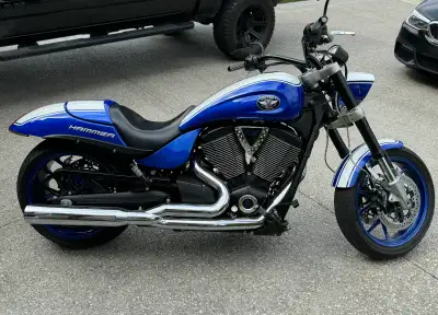 6 speed Manual Transmission MINT CONDITION - INCLUDES: -Motorcycle Jack (storage in winter) - Motorc...